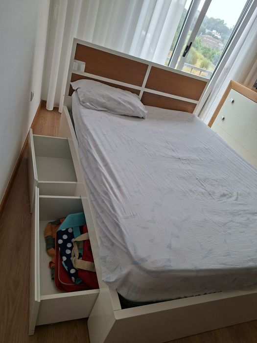 Cama de madeira.