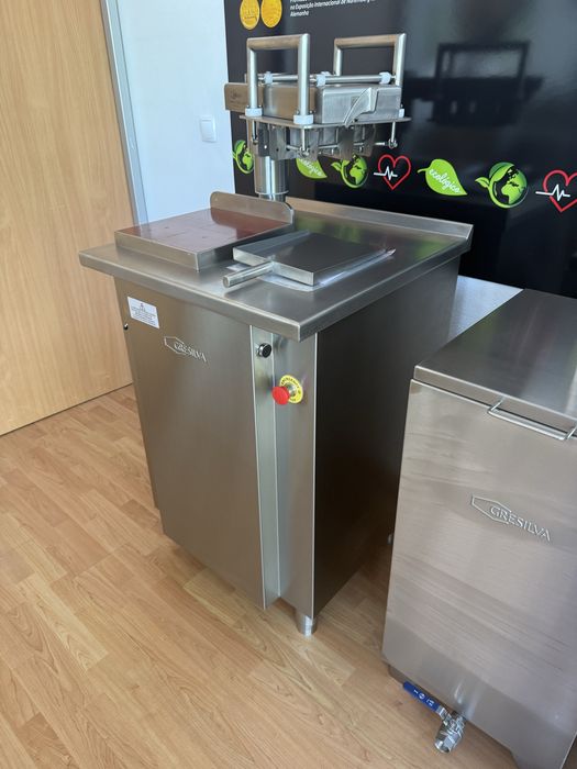 Maquina de partir frango churrasco Gresilva Nova