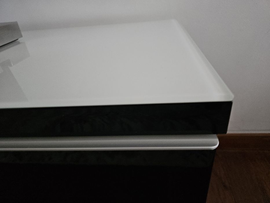 Móvel TV IKEA BESTA BURS 180x41x49 cm c/ tampo em vidro lacado branco