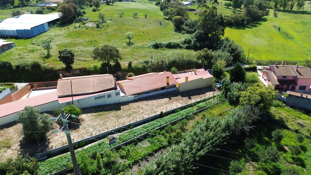 Moradia com terreno no centro da Carapinheira para reconstrução