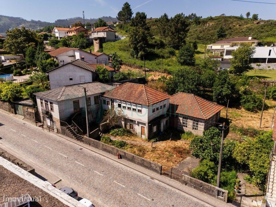 Prédio para Restauro com Terreno de Construção em Vila Nova do Camp...