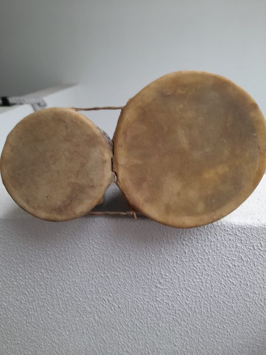 Par de tambores artesanais juntos.