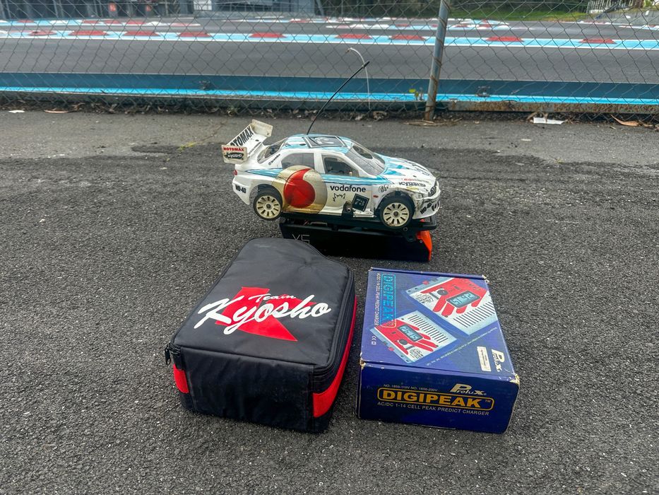 Carro RC Nitro Kyosho 1/10 c/ Starter Box, Rádio Futaba e Acessórios