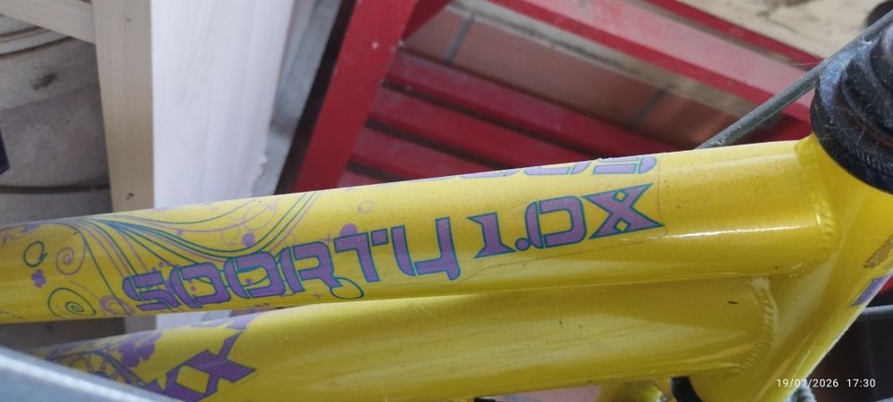 Bicicleta amarela toda restaurada. Em Loulé.