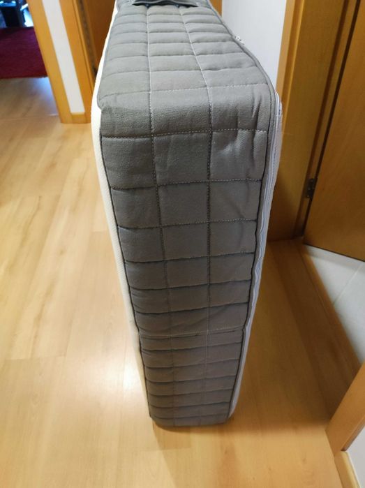 Colchão de molas (90x200) e estrado de madeira (90x200), Ikea