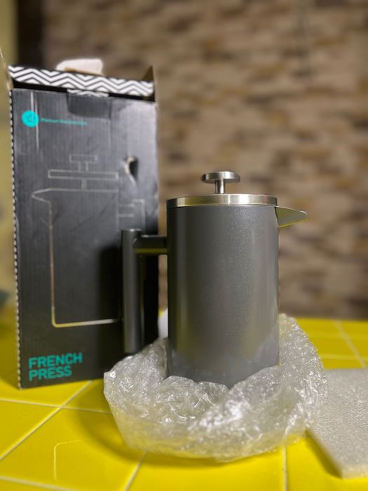 френч-прес сірого кольору