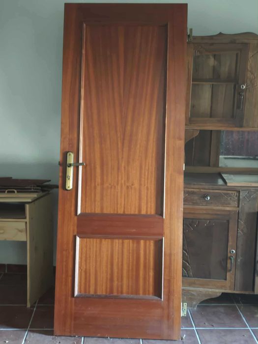 Vários moveis de madeira maciça