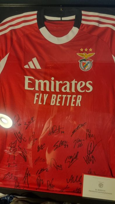 Camisola oficial do benfica  toda assinada  e com certificado.