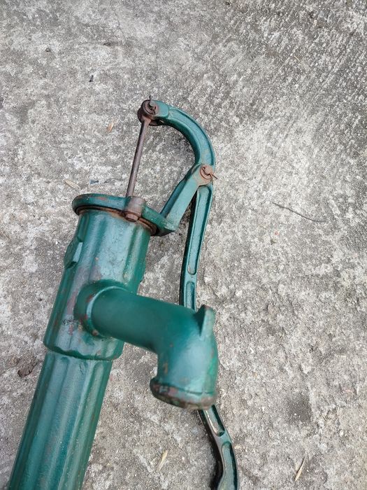 Stara pompa do ogrodu