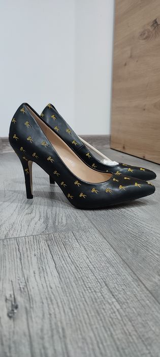 Szpilki w nożyce, buty na wysokim obcasie. SUPER