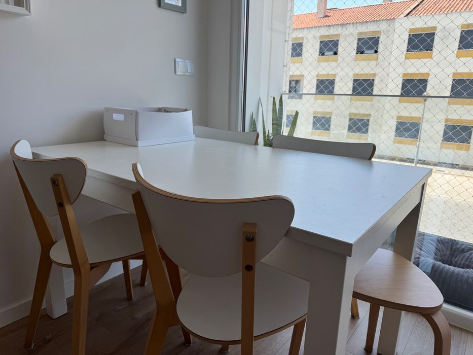 Mesa IKEA LANEBERG extensível + 4 cadeiras IKEA NORDMYRA – Branco