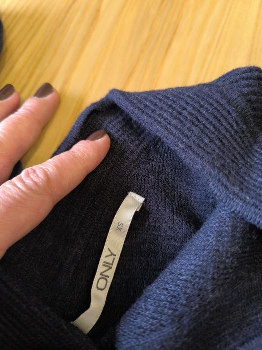Sweter, sweterek, dekolt na plecach