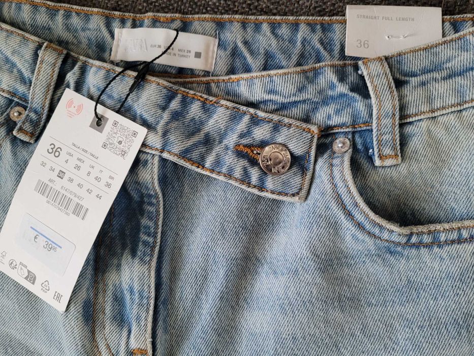Трендові світло-блакитні джинси з асиметричною застібкою Zara