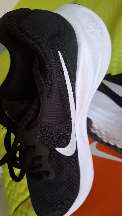 Ténis Nike revolution