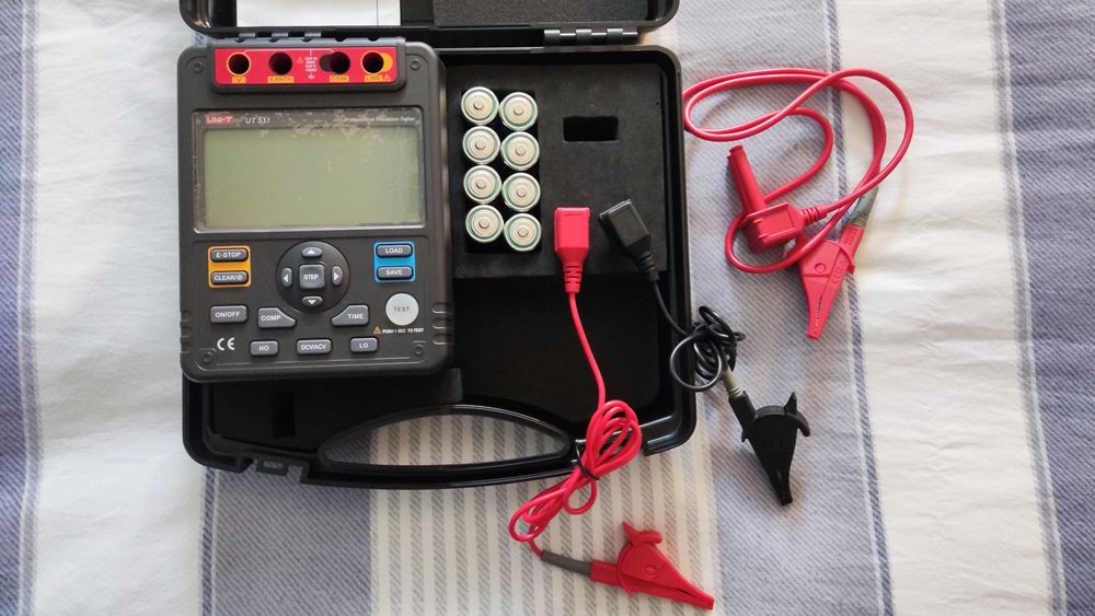 Medidor de resistência de isolamento.