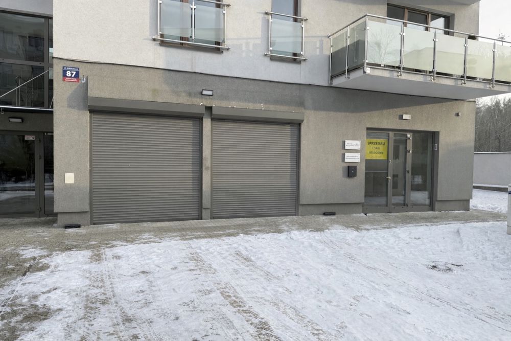 Ogrzewany lokal 38 m² – 2 bramy, parking, garaż / magazyn