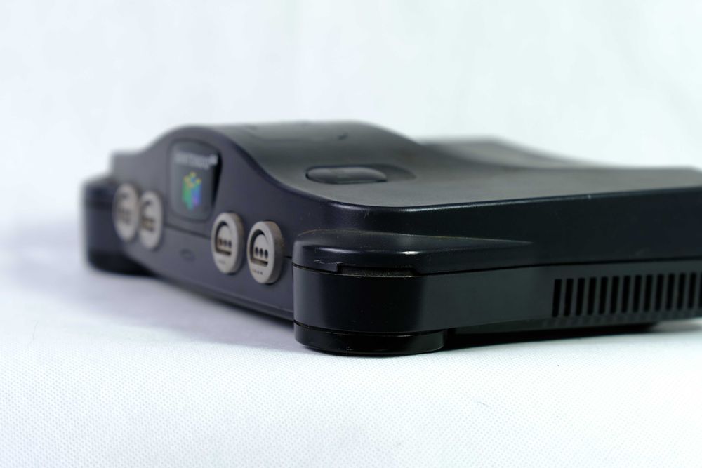 Nintendo 64 cinza completa e comando vermelho completa com cabos