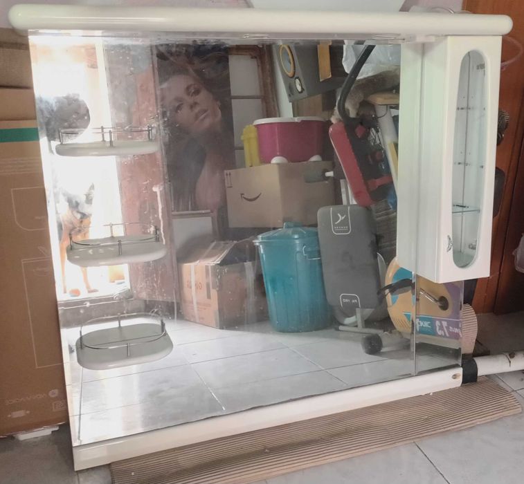 Espelho de casa de banho com prateleiras e luz