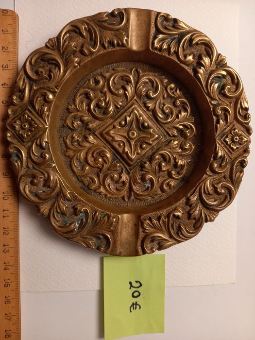 8 Cinzeiros em bronze,  dos anos 60 e anteriores.