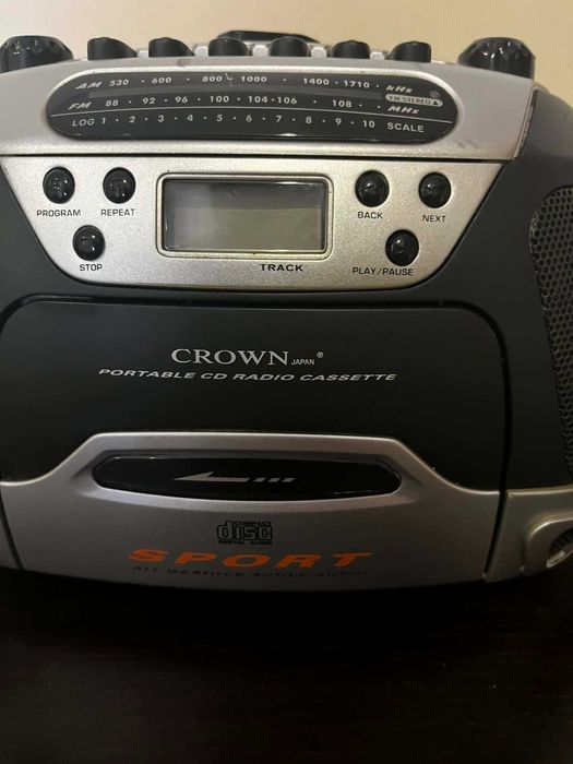 Rádio portátil CROWN com leitor de CD, cassete e rádio AM/FM.