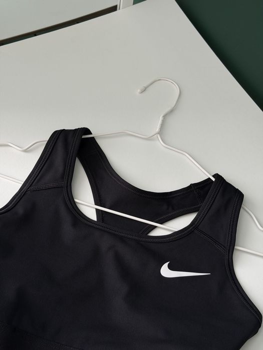 Гарний новий оригінальний спортивний топ Nike Dri-FIT Swoosh