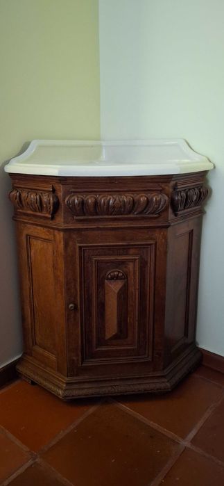 Lavatorio de loiça com móvel antigo