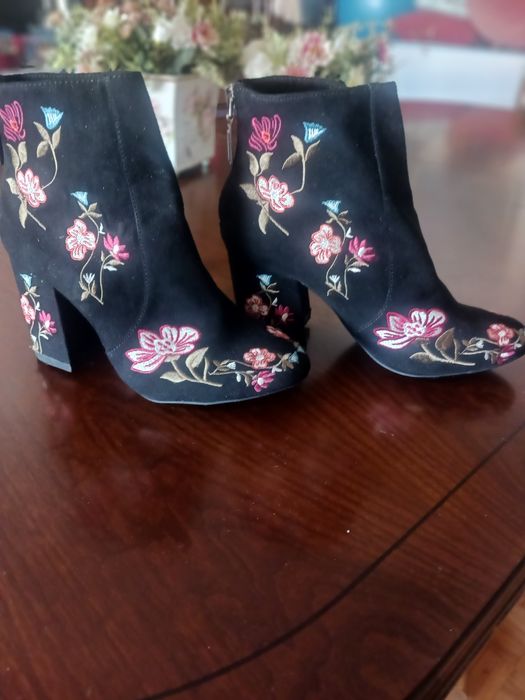 Botins bordados, tamanha 35, Bershka
