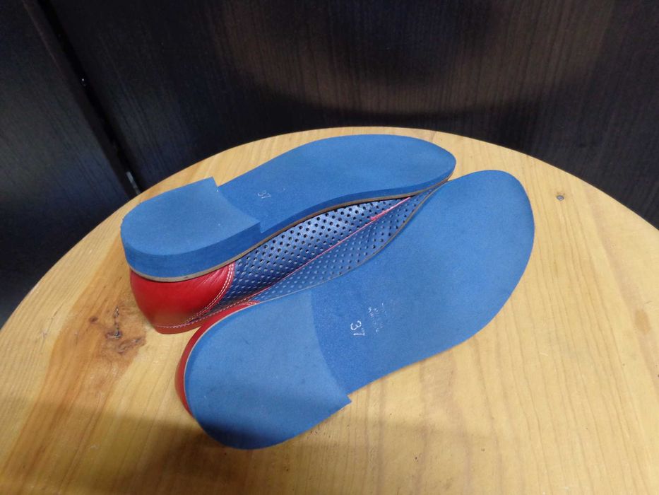 Sapatos azuis e vermelhos