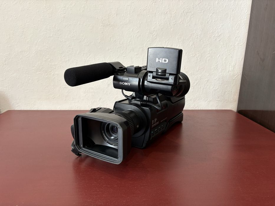 Профессиональная видеокамера Sony HXR-MC1500P