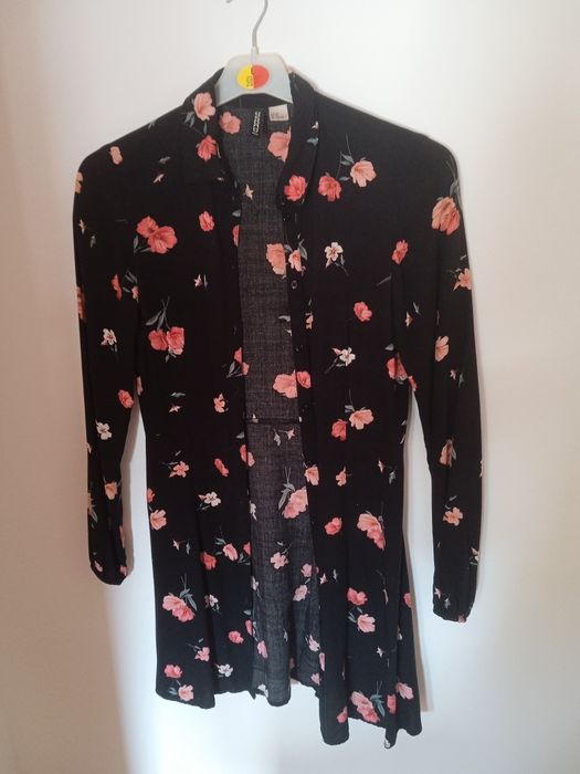 Vestido preto com flores da H&M