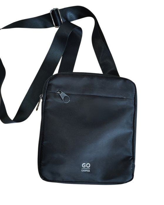 Markowa torba na ramię lub listonoszka Go Carpisa porządnie wykonana