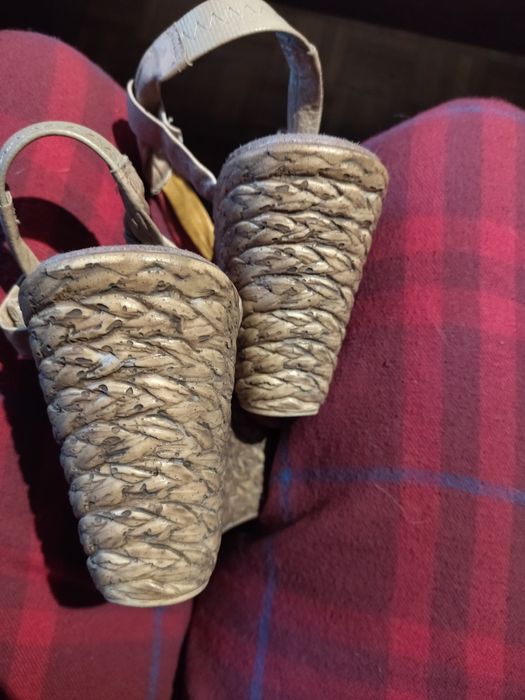 Sandałki na koturnie Presso