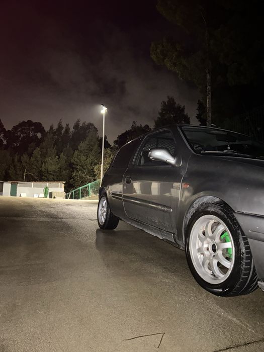 Troco Clio 1.9 D por carro 5 lugares