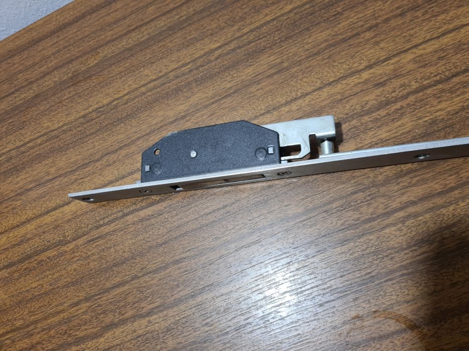 Fechadura multiponto de embutir

Sem maçaneta nem cilindro/canh