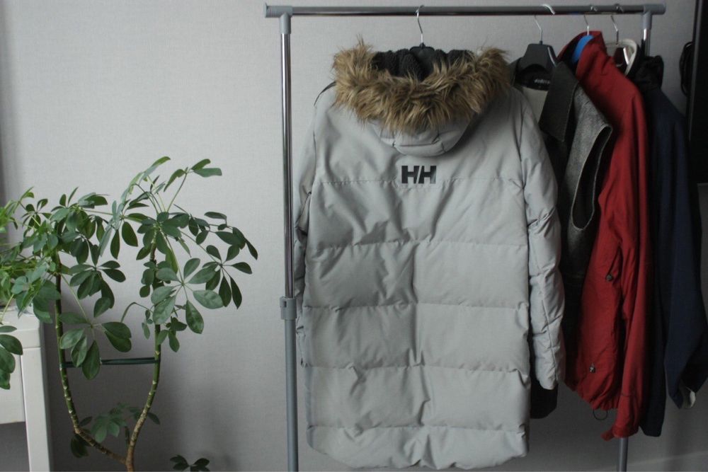 парка Helly Hansen дуже тепла і легка