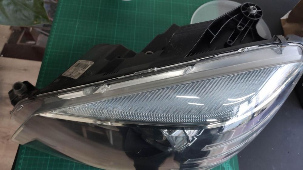farol esquerdo bi-xenon escurecido w204 C63 AMG