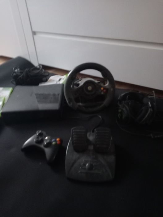 Xbox 360  jednym padem z kierownicą słuchawkami + 7 gier
