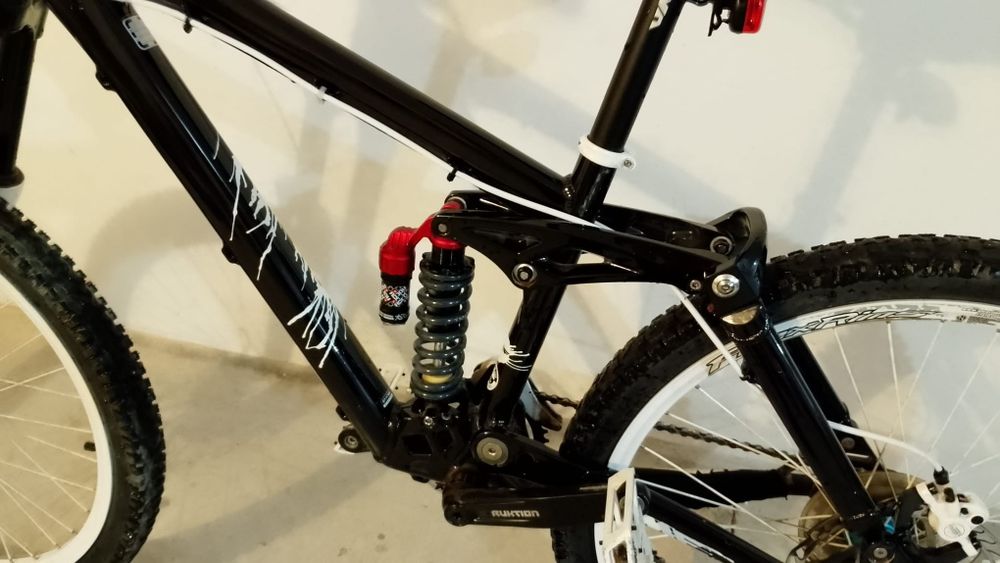 Bicicleta UMF Freddy 2 Downhill Freeride