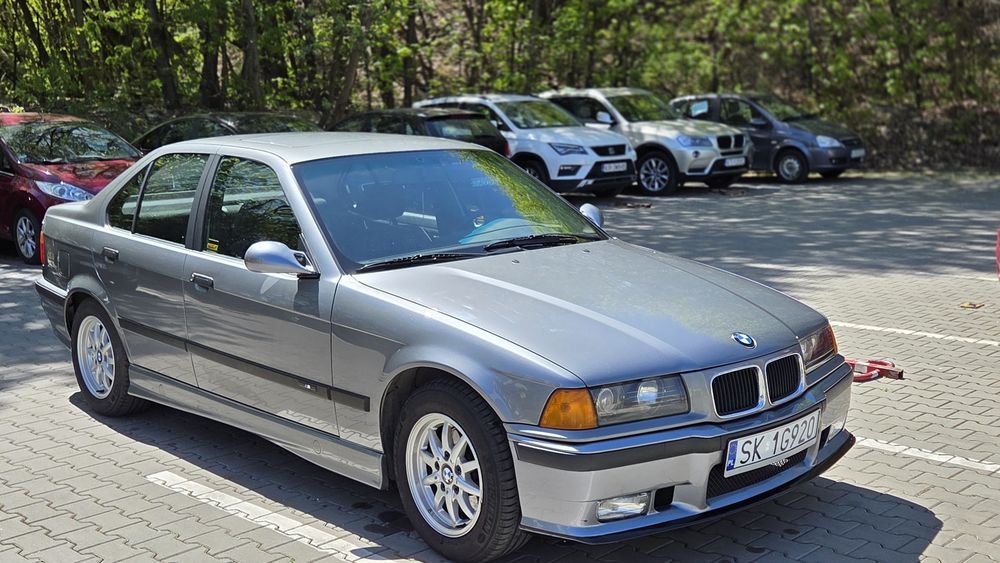 BMW E36 318i. Rocznik 93. Bardzo niski przebieg udokumentowany papierami.
Bo. Jest to wersja sedan. Mam bardz