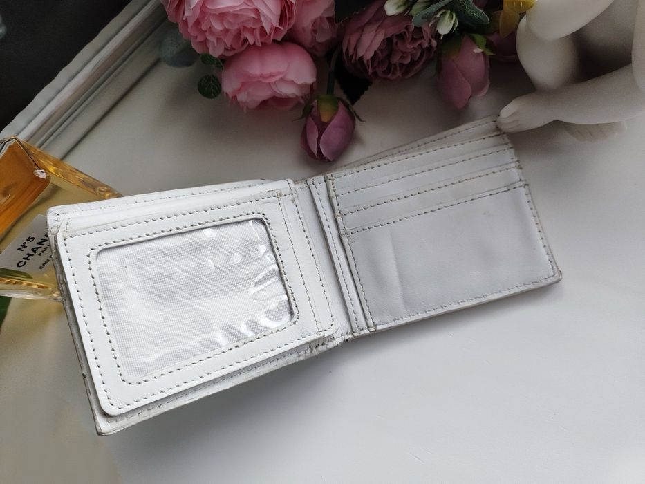 Білий шкіряний гаманець