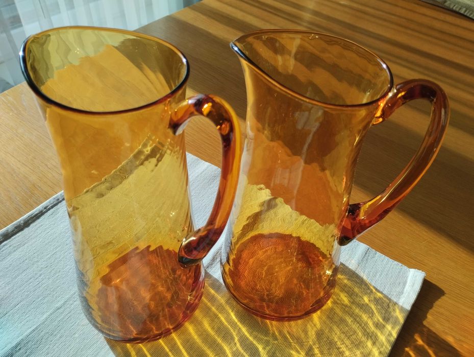 Dzbanek z żółtego szkla