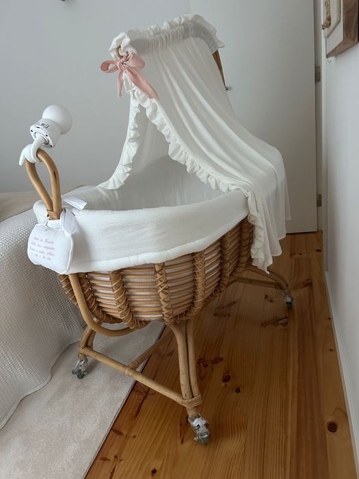 Berço em palhinha / bambu