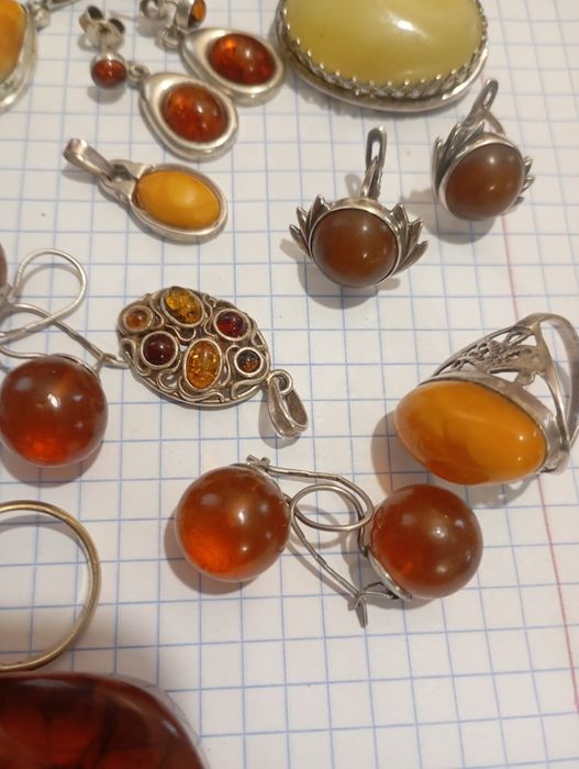 Янтарь, серебро и мельхиор с янтарем броши серьги кулоны