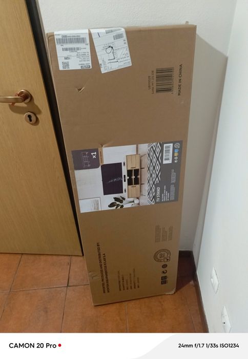 Móvel TV com arrumação e acabamento em madeira (120x40x45cm)