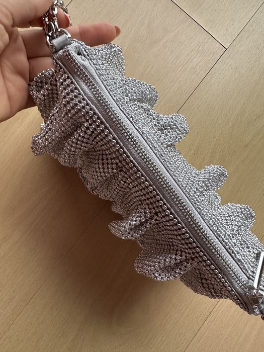 Mala prateada toda em folhos brilhantes