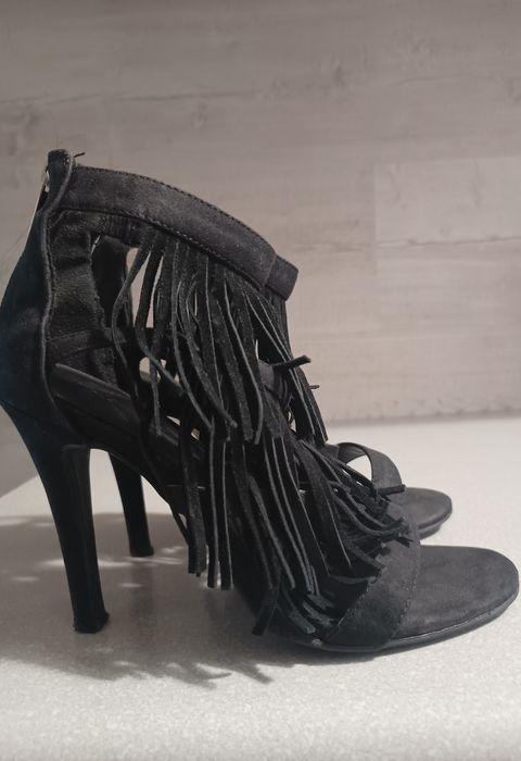 Sandały na obcasie.