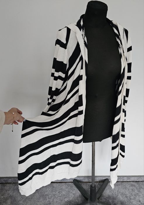 Czarno biały kardigan długi w paski z kapturem. Stan bdb.