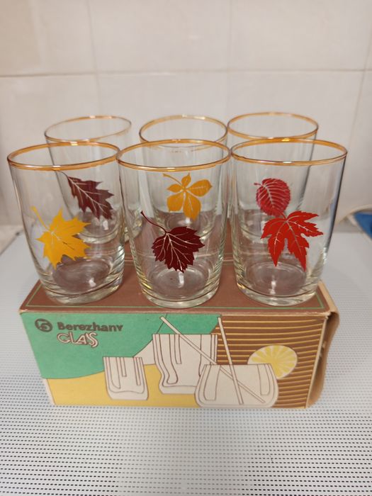 Стеклянные стаканы.