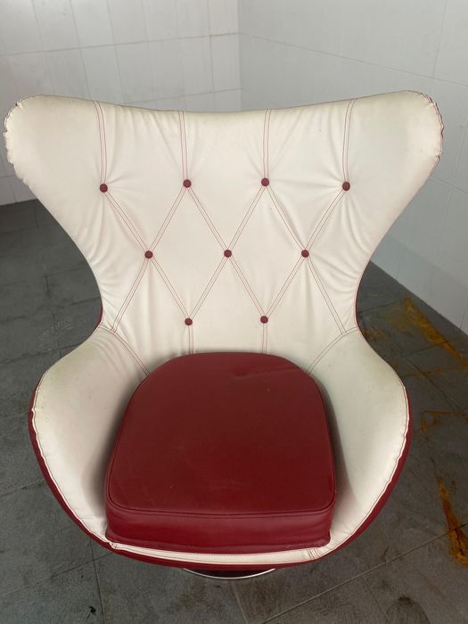 Poltrona Egg Capitonê  – Design Retro Vermelho e Branco