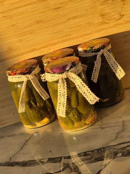 Ogórki kiszone ekologiczne bio naturalne 2 słoiki na liściach dębu